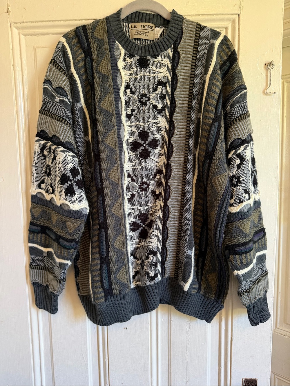 Vintage 3d knit Le Tigre Men’s Grey Patterned Knit Sweater size XL